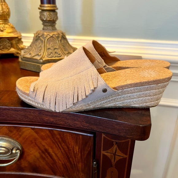 NWOB Women's UGG Danes Suede Fringe Wedge Sandals Shoes Tan Size US Size 8 - Picture 2 of 6
